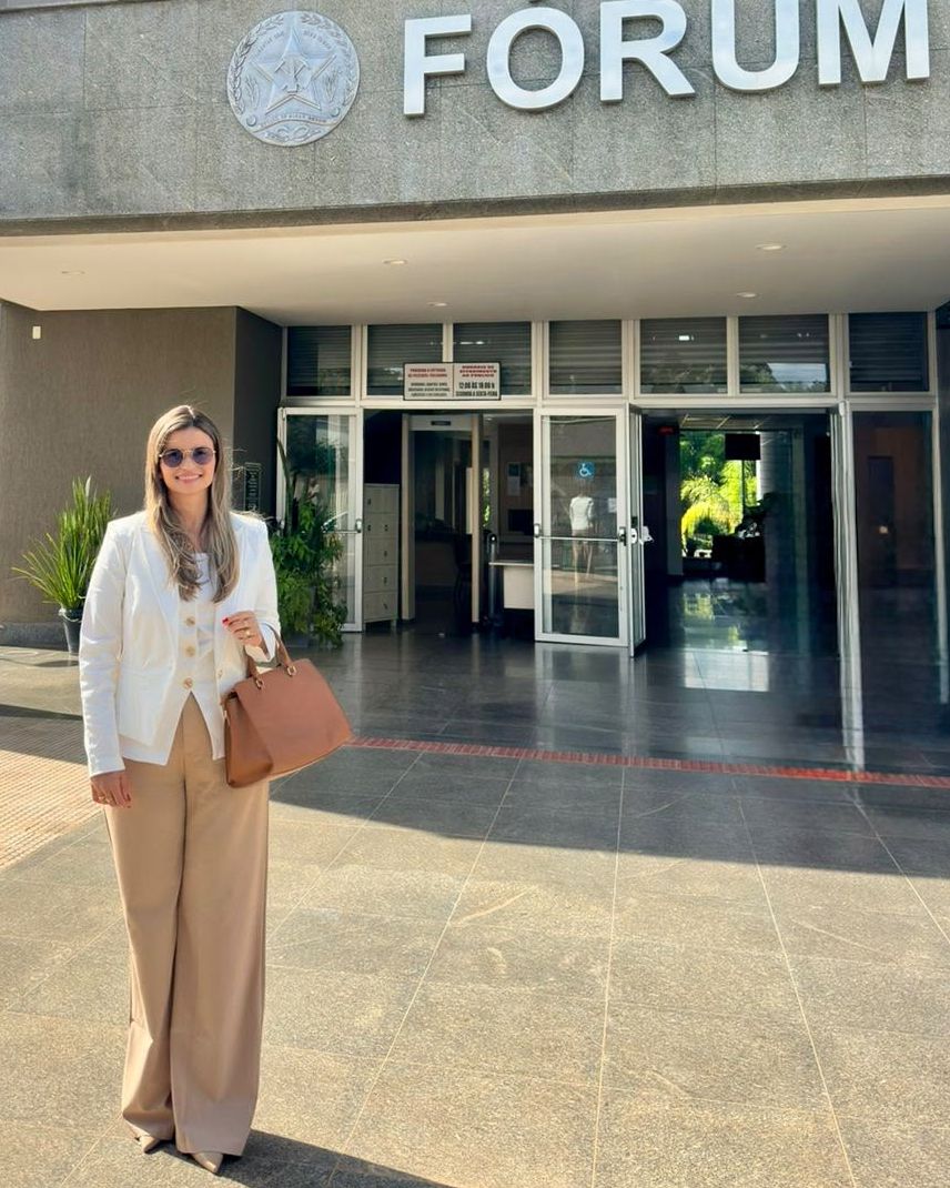 Mary Hellen Rodrigues de Abreu em frente ao Fórum